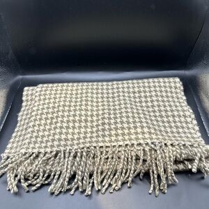 Drakes Cashmere Green and Cream Houndstooth Fringe Scarf